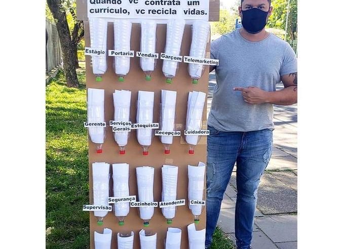 Influenciador cria ‘Porta Currículo Reciclável’ e ajuda pessoas desempregadas