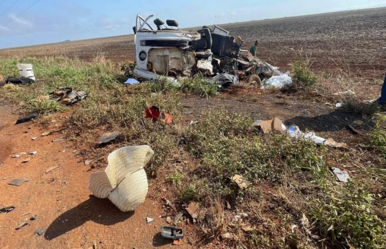 Kombi é atingida por carreta; se parte ao meio e mata 4 trabalhadores