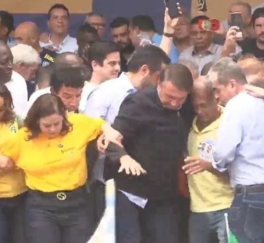 Bolsonaro leva susto após palanque balançar durante comício em Duque de Caxias