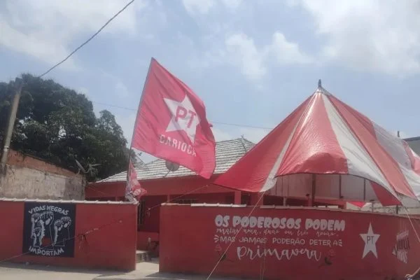 Núcleo do PT é alvo de tiros no Rio de Janeiro; câmeras registraram momento