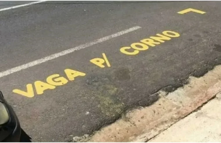 Morador é notificado após pintar aviso de ‘vaga para corno’ na frente de casa