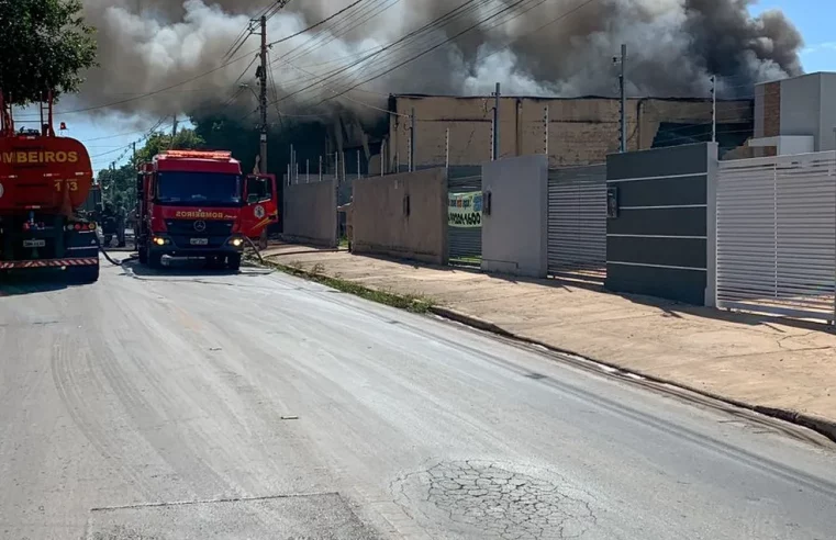 Depósito de materiais para ar-condicionado pega fogo em Cuiabá
