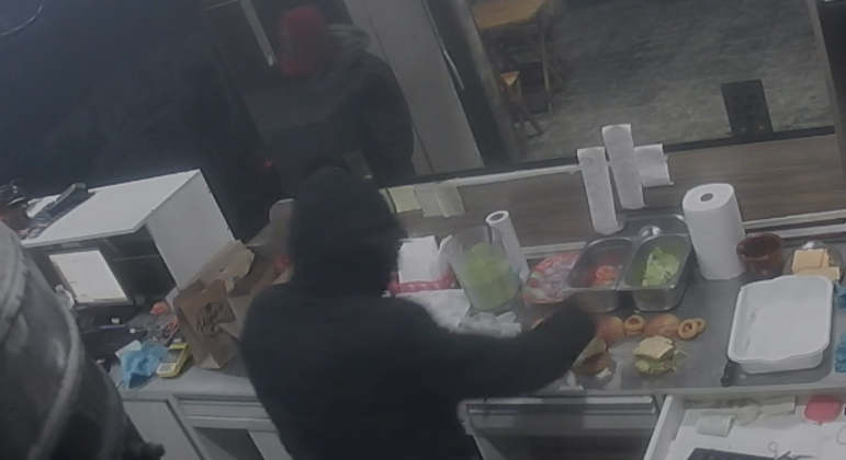 Homem assalta hamburgueria em São Paulo e prepara lanches antes de fugir com dinheiro