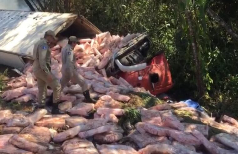 Motorista é socorrido após carreta tombar e pegar fogo na BR-163 entre Sinop e Sorriso
