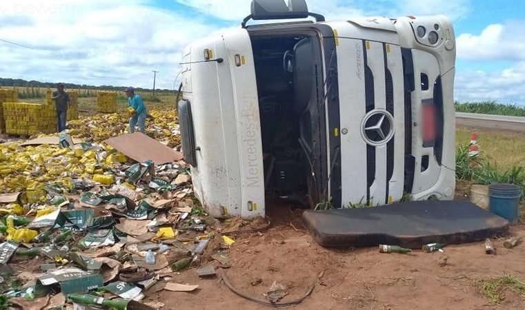Carreta carregada com cerveja tomba na BR-163; motorista foi socorrido