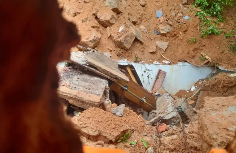 Muro de cemitério desaba e lama arrasta corpos em Minas Gerais