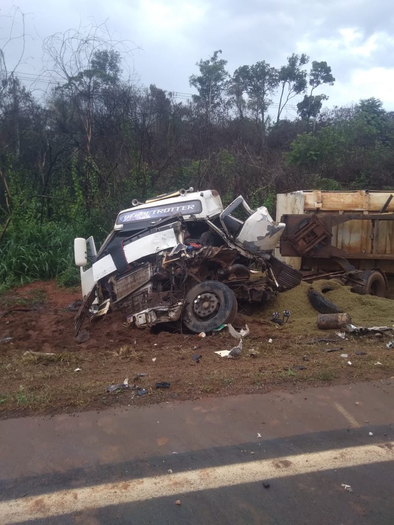 Acidente entre carretas deixa motorista em estado grave na BR-163 entre Sinop e Itaúba