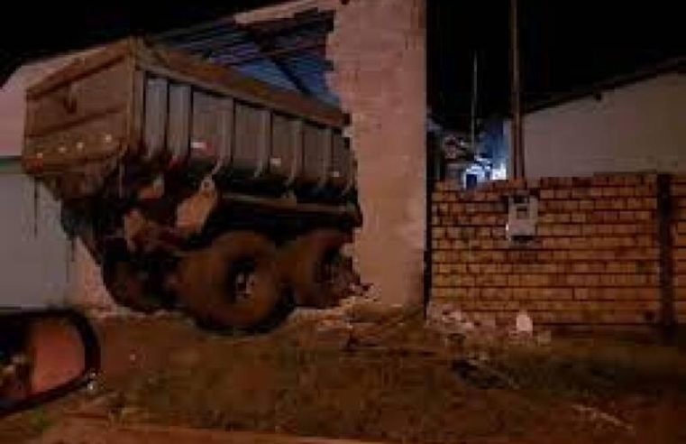 Homem embriagado derruba muro com um caminhão e passa por cima da sogra em Lucas do Rio Verde