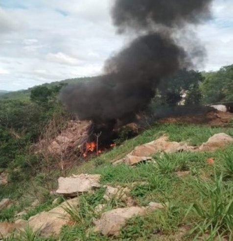 Carreta-tanque tomba em rodovia e vagão pega fogo em MT