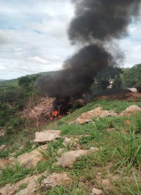 Carreta-tanque tomba em rodovia e vagão pega fogo em MT