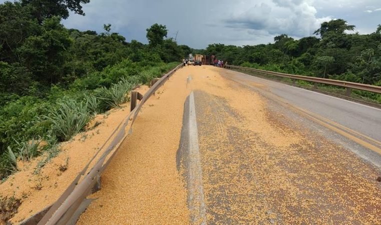 Carreta carregada com grãos tomba na cabeceira da ponte sobre o rio Arinos na BR-163 em Nova Mutum