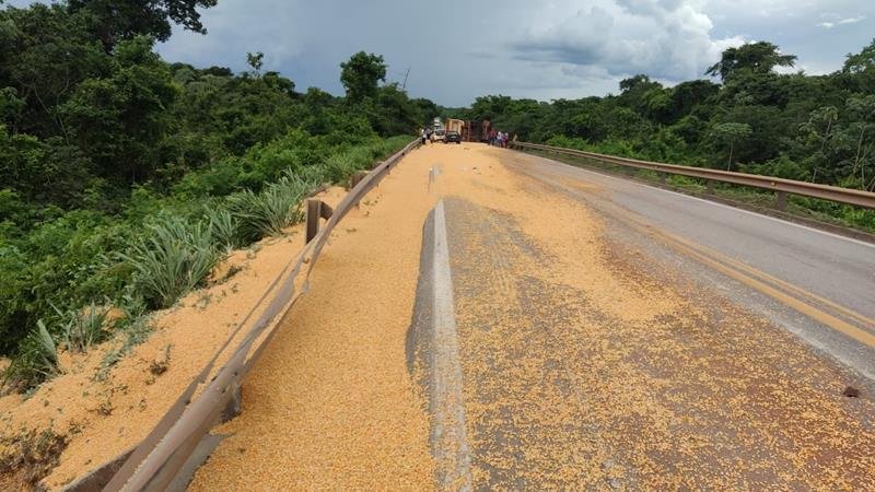 Carreta carregada com grãos tomba na cabeceira da ponte sobre o rio Arinos na BR-163 em Nova Mutum