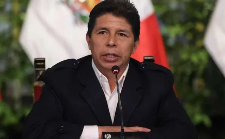 Presidente do Peru tenta golpe de Estado, mas é destituído pelo Congresso