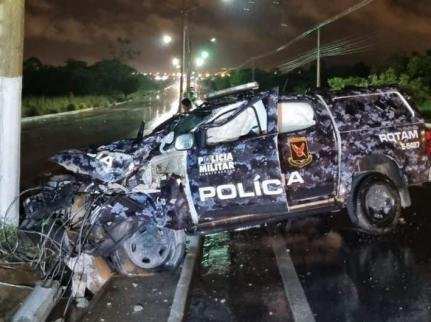 PM perde controle, invade canteiro e bate viatura no poste; policiais ficam feridos