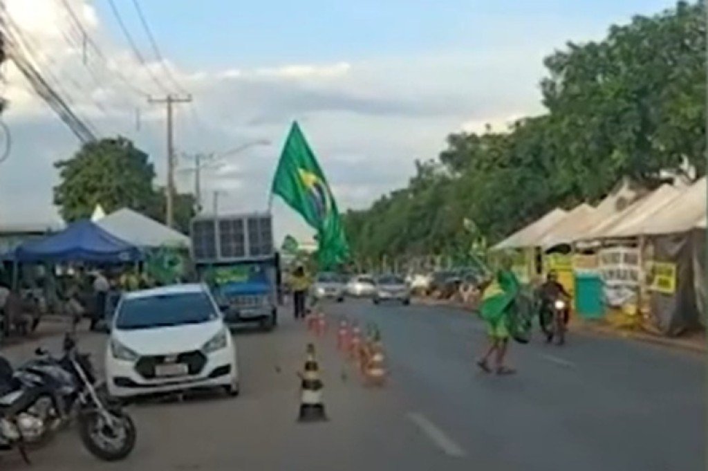 Governador é notificado a cumprir ordem para desmontar acampamentos