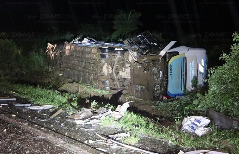 Colisão entre carreta e ônibus deixa BR-163 interditada entre Nova Mutum-Posto Gil; 1 morto e 6 feridos seguia para Guarantã do Norte