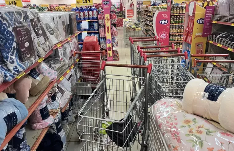 Americanas em crise: Prateleiras vazias e fios expostos em lojas acentuam imagem de ‘bagunça’