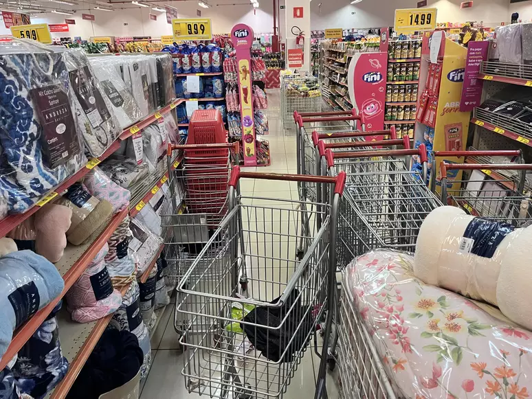 Americanas em crise: Prateleiras vazias e fios expostos em lojas acentuam imagem de ‘bagunça’