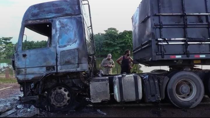 Cavalo mecânico de carreta fica destruído após pegar fogo na MT- 208 em Alta Floresta