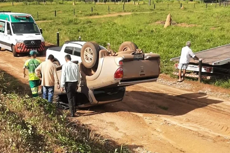 Caminhonete capota na MT-320 em Colíder e condutor sai ileso