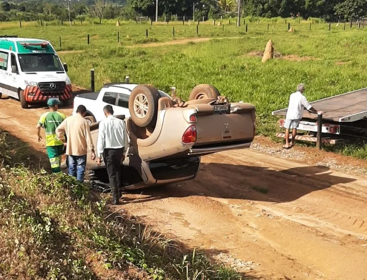 Caminhonete capota na MT-320 em Colíder e condutor sai ileso