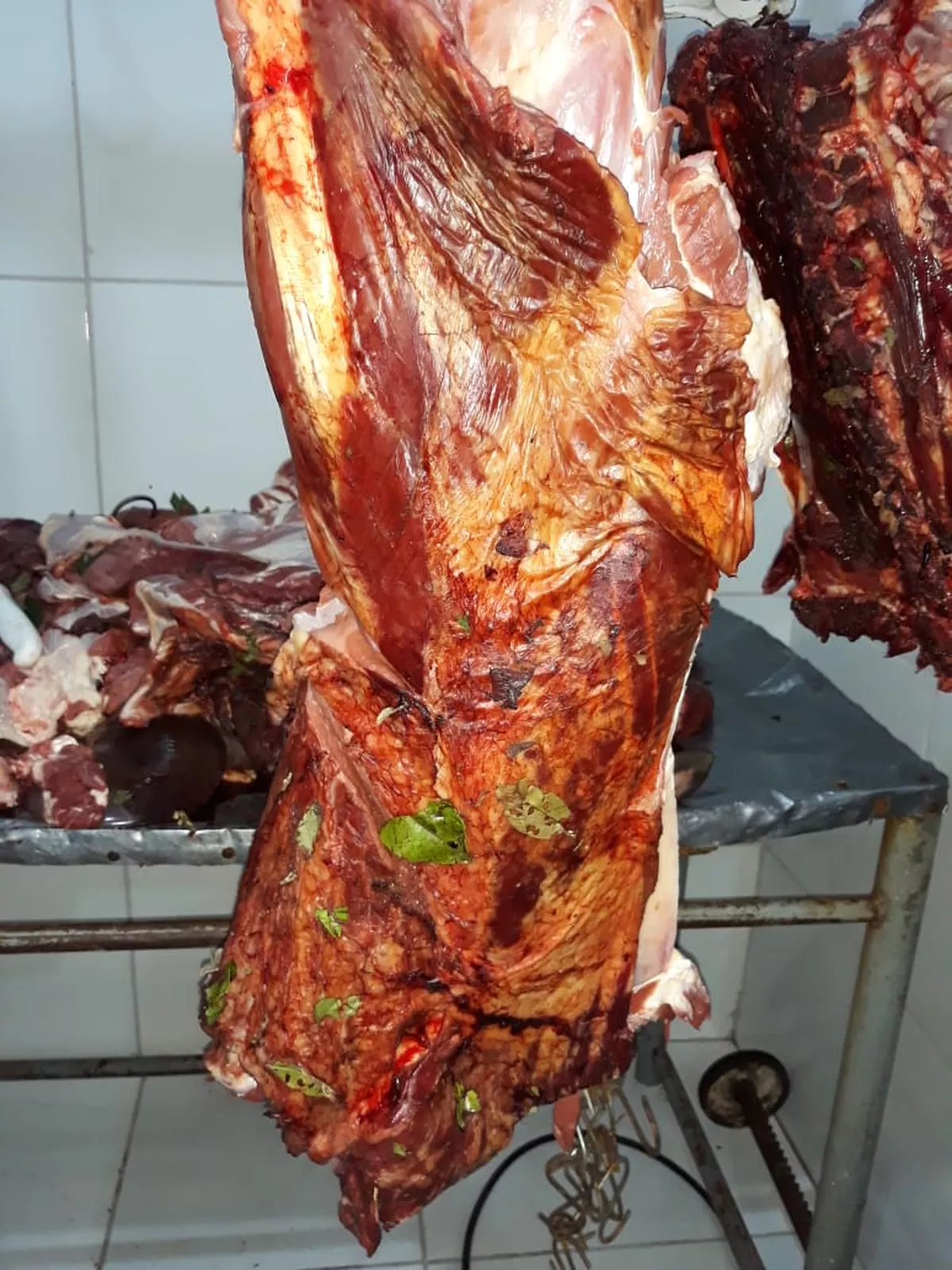 Quase 1 tonelada de carne é apreendida em açougue de Cuiabá