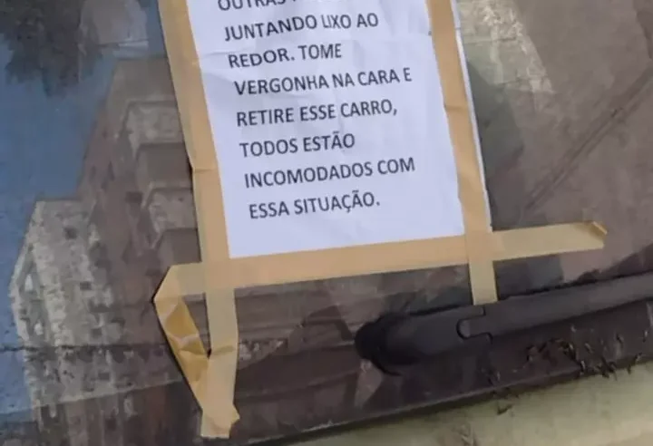 ‘Tome vergonha’: bilhete ‘cheio de amor’ é colado em carro abandonado por vizinho em Criciúma