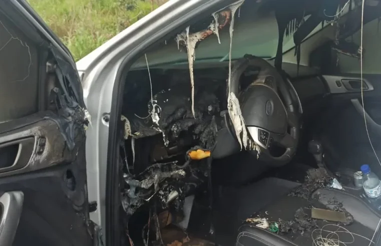 Carro é atingido por raio, pega fogo e ‘derrete’; entenda o caso
