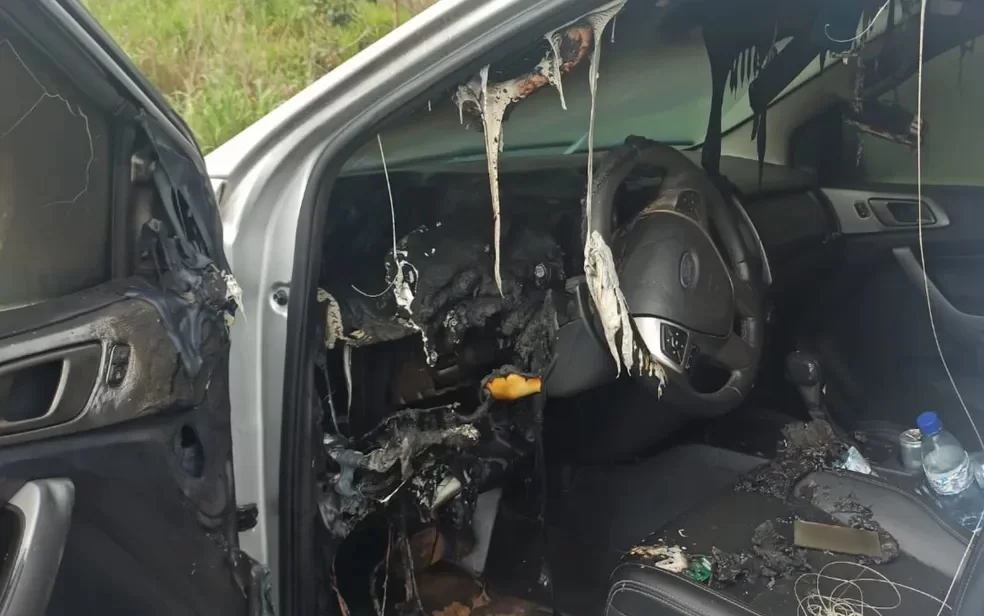Carro é atingido por raio, pega fogo e ‘derrete’; entenda o caso