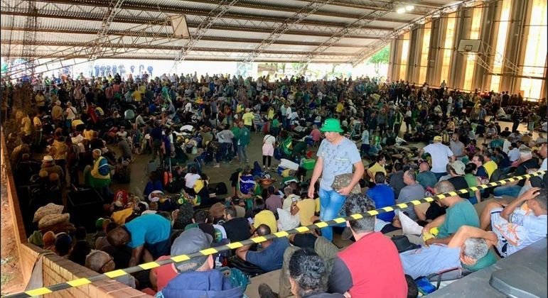 PF libera quase 600 manifestantes detidos em acampamento no DF