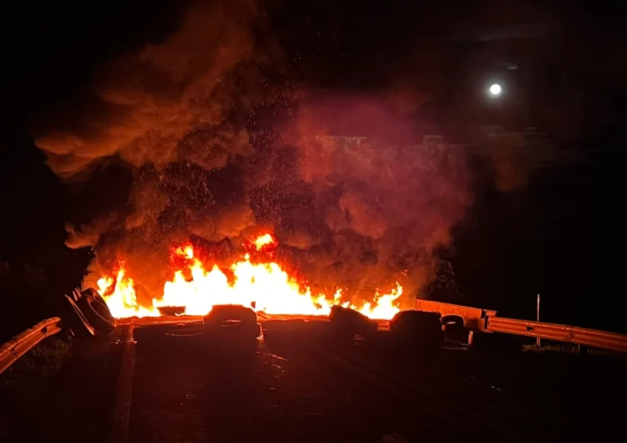 MT: tráfego entre Lucas e Sorriso na BR-163 funciona em “pare e siga” após manifestantes incendiarem ponte
