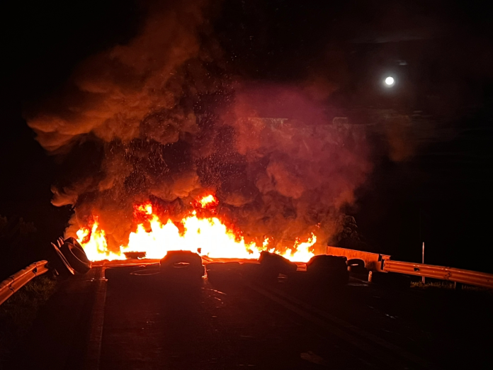 MT: tráfego entre Lucas e Sorriso na BR-163 funciona em “pare e siga” após manifestantes incendiarem ponte