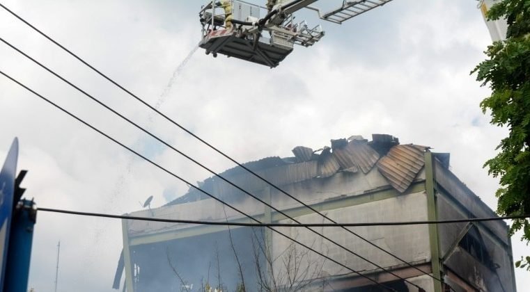 Parte de estrutura desaba durante incêndio em shopping na Baixada Fluminense