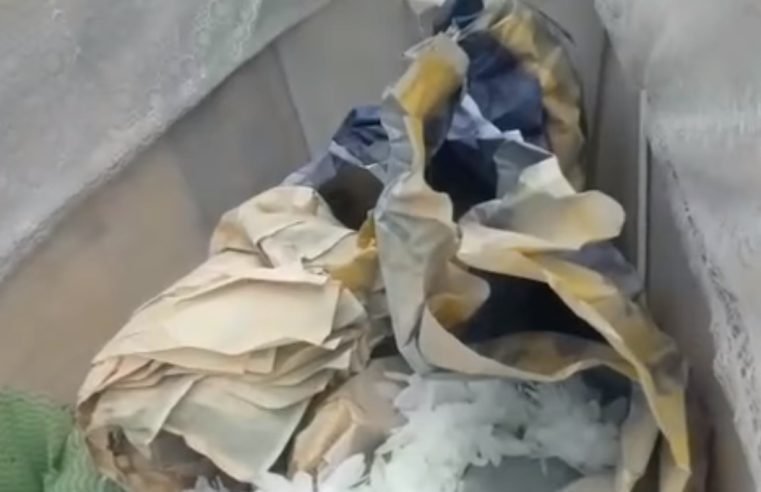 Mãe acha lixo dentro de caixão de jovem obeso que morreu após ter atendimento negado