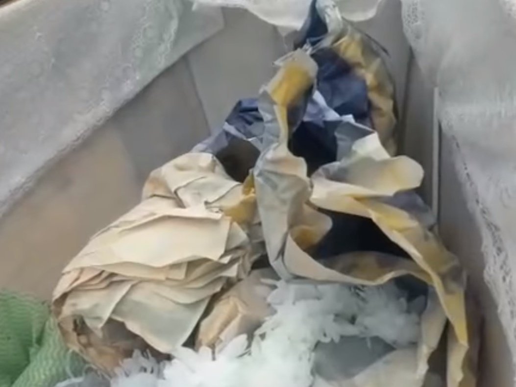 Mãe acha lixo dentro de caixão de jovem obeso que morreu após ter atendimento negado