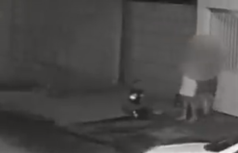 Homem é chutado por morador ao pedir comida em Cuiabá