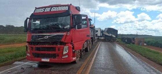 Acidente envolve 5 veículos de carga na BR-163 entre Lucas do Rio Verde e Mutum