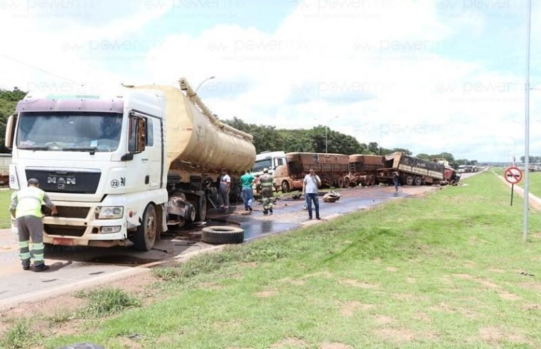 Três veículos de carga e um carro de passeio se envolvem em acidente na BR-163 em Nova Mutum