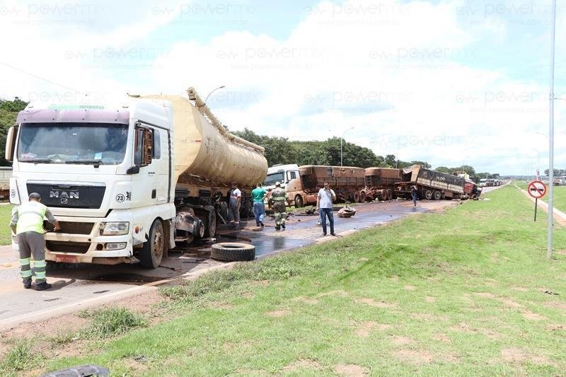 Três veículos de carga e um carro de passeio se envolvem em acidente na BR-163 em Nova Mutum
