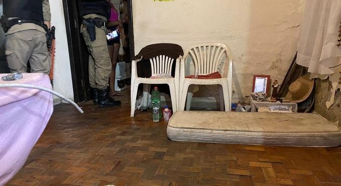 Crianças são encontradas sozinhas em apartamento trancado com cadeado em BH