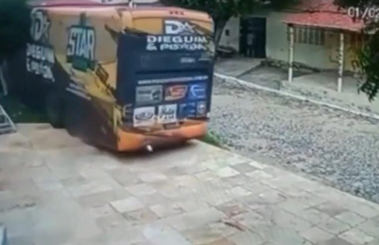 Alunos pulam de ônibus em movimento para escapar de acidente no CE