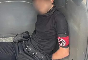 Ex-aluno com braçadeira nazista ataca escola com bombas caseiras em SP