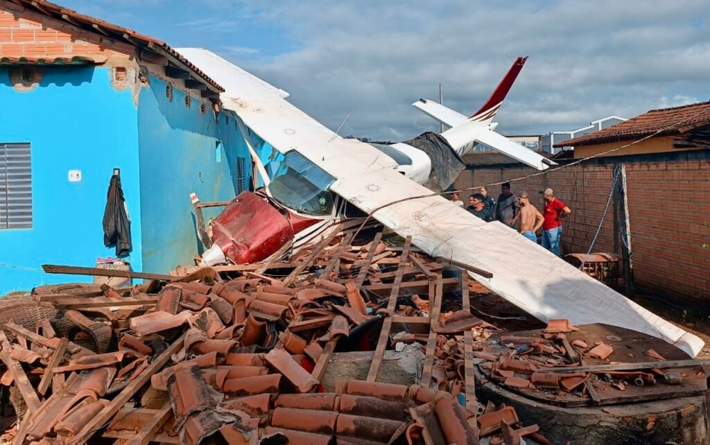 Avião cai e atinge casa em município próximo à divisa com Mato Grosso