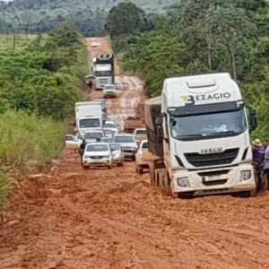 Atoleiros dificultam passagem de veículos em trecho da BR-174 em MT
