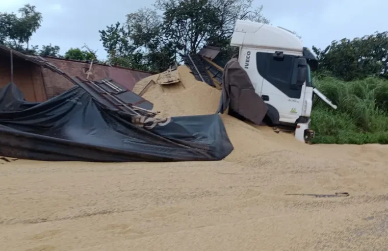 Acidente entre carro e carreta deixa dois mortos na BR-163 em MT