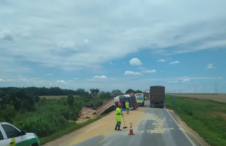 BR-163: veículo de carga tomba em Nova Mutum e tráfego fica em “Pare e Siga”
