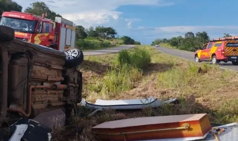 Carro de funerária capota, mata motorista e deixa caixão espalhado pela GO-080