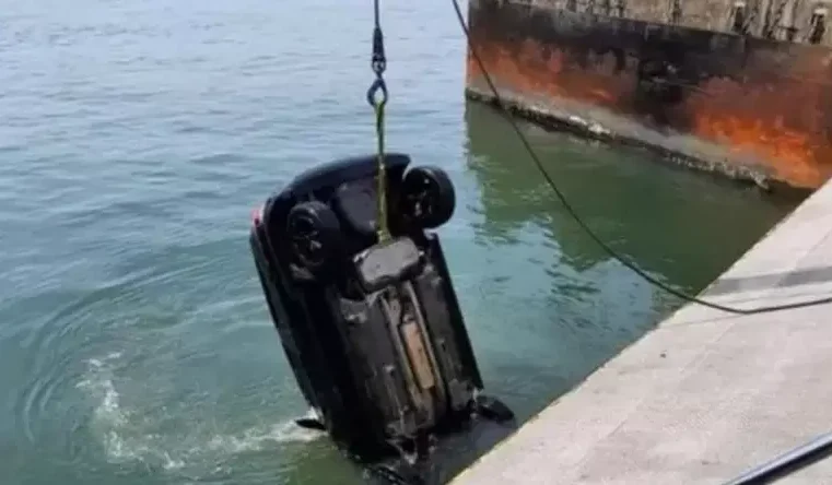 Casal erra a entrada da balsa e carro cai no mar no litoral de SP