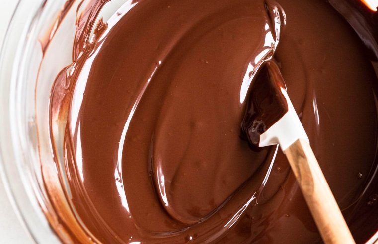 Fantástica fábrica: empresa é processada após funcionários caírem em tanque de chocolate