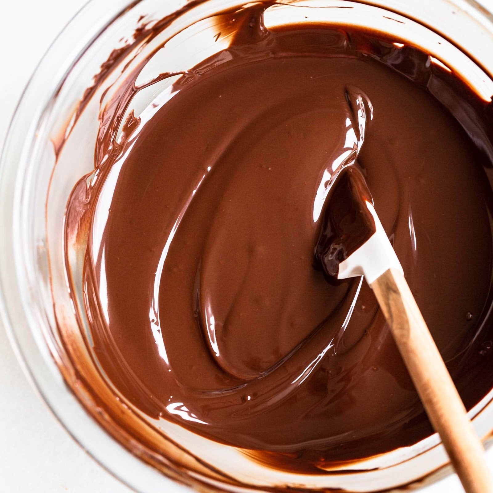 Fantástica fábrica: empresa é processada após funcionários caírem em tanque de chocolate